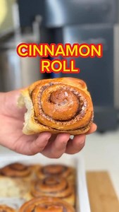 La ricetta dei cinnamon roll: 🌾 - 500 g farina grano tenero tipo 0 forte (14 g proteine) - 250 g latte intero - 1 uovo medio 1 tuorlo - 50 g zucchero - 10 g lievito di birra - 8 g sale - 50 g burro Per la farcitura: - 40g burro - zucchero di canna qb - cannella qb ✅ PROCEDIMENTO: - Impastare la farina con il lievito, il latte e l’uovo finché l’impasto non sarà formato e la maglia glutinica elastica. Poi inserire il tuorlo e incordare di nuovo - Inserire sale e zucchero in più volte e quando l’i