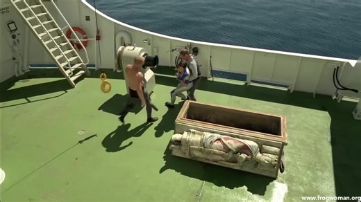 潜水电影8856 女蛙人试图反抗男反派frogwoman wetsuit