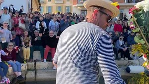 Qui en veut ? Plus d'infos et d'images sur le combat naval fleuri de Villefranche-sur-Mer : https://france3-regions.francetvinfo.fr/provence-alpes-cote-d-azur/alpes-maritimes/nice/en-images-c-est-une-excellente-tradition-le-combat-naval-fleuri-de-villefranche-sur-mer-attire-touristes-et-habitants-de-la-region-2927286.html | France 3 Côte d'Azur