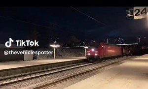 #Dinamarca recibe el primer tren Talgo que circula a alta velocidad El operador nacional danés DSB ha anunciado el inicio de las pruebas dinámicas del primer tren Talgo 230 de 13 coches, diseñado para circular a 200 km/h. Se espera que la segunda fase de pruebas incluya pruebas con un coche con cabina y control sin motor para permitir la operación push-pull. Con una carrocería liviana y un diseño especial del tren de rodaje, se dice que los trenes #Talgo230 consumen un 30% menos de energía que l