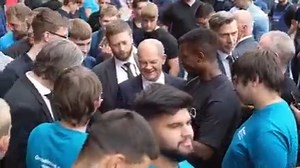 Großer Moment für unseren Fachkräftenachwuchs! Vor genau einer Woche hat Olaf Scholz mit uns die neue #Lernfabrik im ABB Ausbildungszentrum Berlin eingeweiht. Wie oft erhalten Auszubildenden und Dual Studierende schon die Chance, ein Selfie mit einem Staatsoberhaupt zu knipsen? Die Highlights rund um den Besuch des #Bundeskanzlers findet Ihr in unserem Video . #ABB #Digitalisierung #Lernfabrik #Industrie40 Bundesregierung | ABB