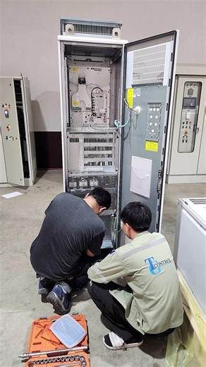 ⚡️ Panel VSD Control Motor 160 kW (Virgin Pulper) อีกหนึ่งงานติดตั้งและควบคุมระบบมอเตอร์สำหรับกระบวนการผลิตกระดาษ ให้ทำงานได้อย่าง เสถียร ประหยัดพลังงาน และควบคุมความเร็วได้แม่นยำ 🔧 ควบคุมมอเตอร์ขนาด 160 kW ด้วยระบบ VSD (Variable Speed Drive) 📊 ปรับรอบการทำงานให้เหมาะสมกับกระบวนการ Virgin Pulper ⚡ ลดกระแสกระชากขณะสตาร์ทเครื่อง 💡 เพิ่มประสิทธิภาพการใช้พลังงาน และยืดอายุอุปกรณ์ เพราะระบบควบคุมที่ดี คือหัวใจของไลน์การผลิตที่ต่อเนื่อง #TGControl #VSDControl #MotorControl #IndustrialAutomation #En