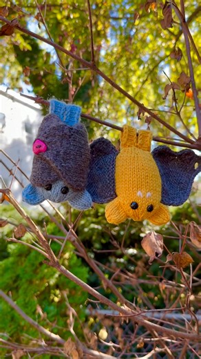 It’s Boo season 🦇💕 I originally released my pattern for Boo the Bat waaaaaay back in 2008—that’s 17 years ago! Spooky. It makes me so happy to see knitters making Boos every October. Boo’s Ravelry page is now up to 1274 Boos! That’s a lotta cute cuddly bats. I guess that makes Boo a Halloween classic! Have you knit a Boo? | Mochimochi Land