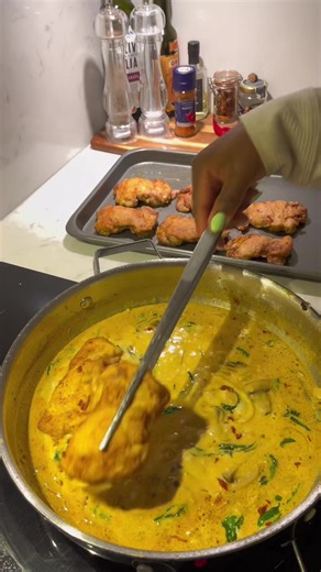 Krämig kycklinggryta och ris detta är en middag som blir klar på 30 min!!! Detta måste ni prova! Klicka spara och testa ni med😀 Recept: Kyckling i gräddsås 450g kycklinglårfilé paprikapulver salt & peppar 1 gul lök, finhackad 2 vitlöksklyftor, finhackade smör att steka i 200g finhackade soltorkade tomater 8 st champinjoner 200 g spenat 2 dl grädde 100 g färskost 1,5 dl vitt vin 1 dl vatten 2 msk kalvfond 2 dl riven parmesan Krydda kycklingen med salt, peppar och paprikapulver. Stek i smör tills
