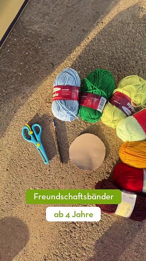 Bunte Bänder und große Freundschaft 🌈👯‍♀️ So einfach können Eure Kleinen kunterbunte Freundschaftsarmbänder selbst basteln – kennt Ihr es auch von früher? 🥰 | limango