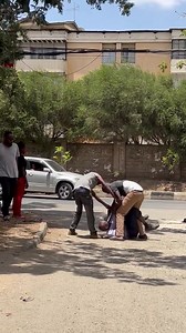 18 reactions · 4 comments | Sasa huyu anapiga mwenzake mangumi,na kumbe anavutika na mkono wa kushoto pekee... | Nairobipost.co.ke Breaking News | Facebook