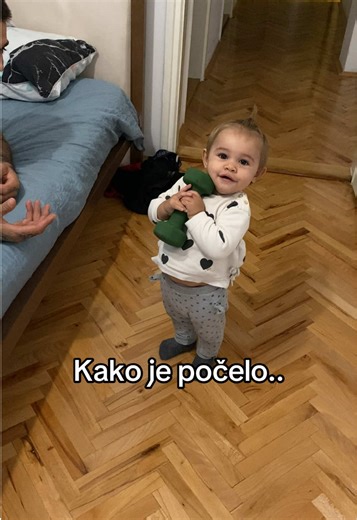 Deci se usadjuju zdrave navike od najranijeg doba. Ljudi mi često pišu kako smo mi i kad krenuli sa treningom kod Zoe. Mala deca od kad prohodaju su jako radoznala i nemaju razvijen strah. Tu nastupate vi tako što će te im se posvetiti, praviti im male poligončiće kod kuće od jastuka , napraviti da se provku ispod ćebeta sve sto mogu tako mali naravno uz vašu pomoć, budite maštoviti i kreativni deca vole da uče kroz igru. Kako rastu tako jačaju i vi postepeno menjate i adaptirate vežbice naspram