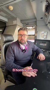 ¿Sabías que los trenes tienen un sistema para asegurar que el maquinista esté alerta? 💡 El "pedal del hombre muerto" es un mecanismo de #seguridad que se encuentra en muchos vehículos, especialmente en trenes, para asegurar que el operador esté consciente y en condiciones de manejar el vehículo. Consiste en un pedal o botón que el conductor debe accionar continuamente. Si el pedal no se acciona durante un cierto período de tiempo, se activa una alarma y si no hay reacción, el vehículo frena aut