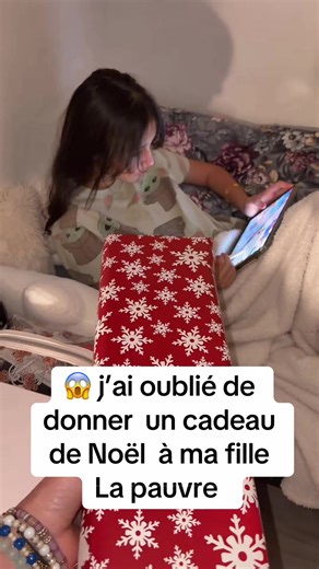 Trop contente pour son nouveau cadeau#fille#humour#prank#viral#gitan