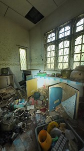 Tak sangka dalam rumah ni ada RATUSAN kelawar bergantung atas kepala…Masuk terus dengar bunyi BERDESING.. TONTON VIDEO PENUH DI YOUTUBE : SHUKRI VLOGS #urbanexplorer #shukrivlogs #abandoned #abandonedplaces #misteri | Shukri Vlogs