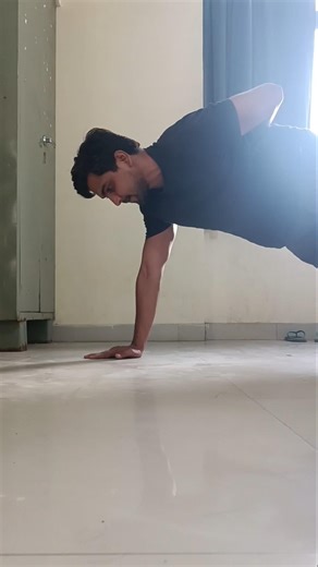 This was the first one arm pushup of my life 😇 #workout #shorts #motivation #pushups