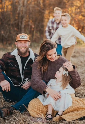 Met at 19 & 21. Engaged. Pregnant. Married at 5 months. Out of order… but right on time. 💛 3 kids later and we’re still choosing each other. Sometimes life moves fast — faith keeps you steady. ✨ #youngandinlove #surprisepregnancy #datingstorytime #faithjourney #familyfirstalways