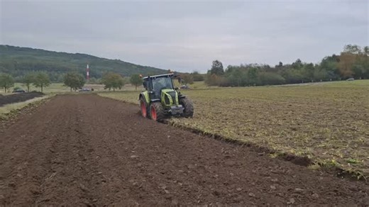 Nesený pětiradličný obracecí pluh Sukov Max Green při práci s čtyřválcovým traktorem | Agribar zemědělská technika