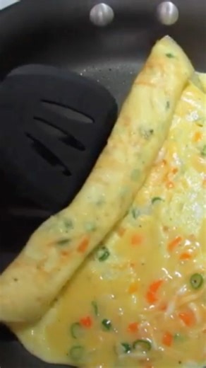 OMELETTE ROLL 😋 So YUMMY 😍 #food #cooking #tutorial #egg #recipe #homemade #omelette