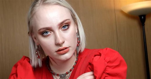 Procès de l’influenceuse Mila pour un tweet raciste: une peine d'amende avec sursis requise