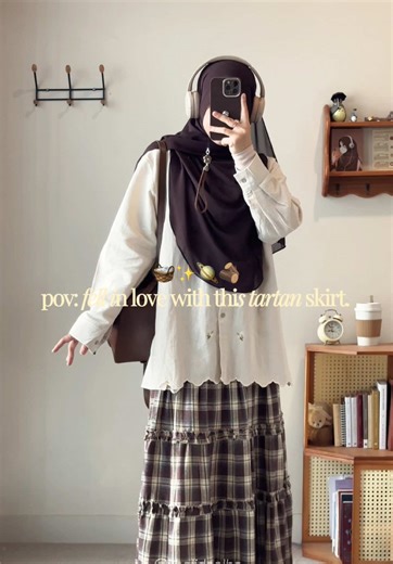 Stylish Tartan Skirt Outfit Ideas for Campus