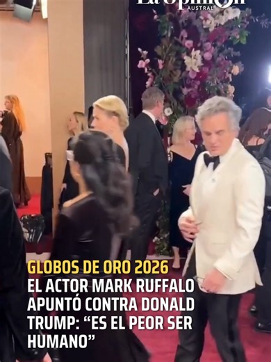 📸🔥 RUFFALO CONTRA TRUMP EN LOS GOLDEN GLOBES 🎬 En la alfombra roja de los Golden Globes 2026, Mark Ruffalo, nominado por su rol en Task, criticó duramente al expresidente Donald Trump durante una entrevista, calificándolo como “el peor ser humano” mientras llevaba un pin con la frase “Be Good” en protesta contra el Servicio de Inmigración y Control de Aduanas (ICE). 🎗️ Ruffalo explicó que su pin y palabras estuvieron dedicados a Renee Nicole Good, una mujer de 37 años que fue asesinada por u