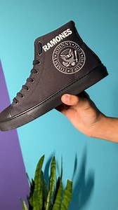 Deslizando com fluidez entre o passado e o presente em nossos tênis. 🙌 “Stamp it”, onde a mudança se desvenda com elegância e conforto! 🤩 Acesse: www.stampit.com.br 💻 #stampit #tenis #tenisestampado #rocknroll #ramones #ironmaden #davidbowie #redhotchilipeppers | Stamp It