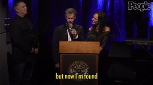 Randy Travis Stuns Hall of Fame Crowd by Singing ‘Amazing Grace’ 3 Years After Stroke