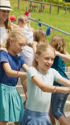 Lotte und Luise tanzen auf dem Sommerfest! 👩🏼‍🤝‍👩🏼💃🧡| Das doppelte Lottchen #shorts