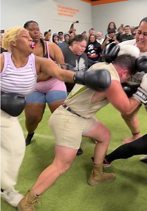 Not a cell phone in sight, just people living in the moment. #bossfight #heavyweight #boxing #mma #mexico