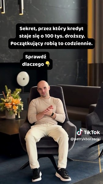 Większość początkujących patrzy tylko na WIBOR, bo to jedyna liczba, którą widzą w mediach. Ale w praktyce to marża, prowizja i ubezpieczenia robią największy koszt kredytu. Banki wiedzą, że emocje biorą górę. Dlatego dorzucają: „niską marżę, ale… trzeba dokupić kartę, konto, ubezpieczenie, fundusz”. I w tym „ale” jest właśnie to dodatkowe 50–100 tysięcy, które przepłacasz. Początkujący godzą się na wszystko przy pierwszej rozmowie (bo chcą po prostu kupić to mieszkanie i dostać kredyt) — bo nie