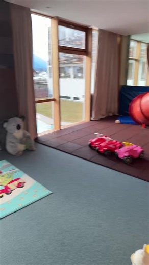 Sono in vacanza, ed esplorando l’ hotel mi sono imbattuta in questo meraviglioso spazio gioco! Pulito, curato nei piccoli dettagli e intimo! Stupendo! È un posto in cui i bimbi possono accedere gratuitamente, c’è una ragazza che li controlla e può giocare con loro (sopra i 5 anni), mentre per i più piccoli è richiesto l’ accompagnamento dei genitori! Io la trovo un’ idea bellissima!! Sarebbe stupendo se ci fossero dei posti così nelle città italiane, aperti a tutti e finanziati dallo stato!! #ma