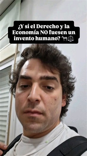 ¿Alguna vez te has fijado en lo que pasa en la sabana cuando aprieta la sequía? Depredadores y presas comparten el mismo acuífero en una paz absoluta. No es que se hayan hecho amigos, es que han aplicado una ley natural: el coste de pelear es mayor que el beneficio de beber. ​En este vídeo planteo el punto de partida de mi nueva teoría: el Derecho y la Economía son ciencias naturales descubiertas, no inventadas. ​El Derecho no nació en un código escrito; nació cuando dos seres se reconocieron mu