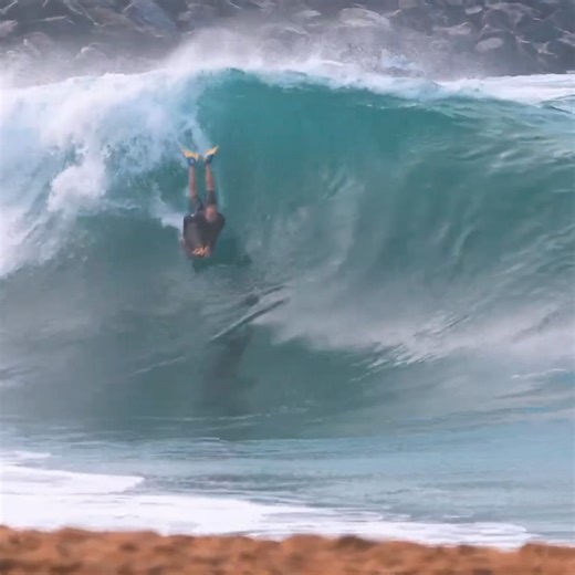 @craigwhetter going big at Newport Wedge. One wave from the latest drop by @breakingeven.tv "Labor Day Wedge Swell" #bodyboarding #fblifestyle #bigwaves #slabs #surf #surfing | We Bodyboard