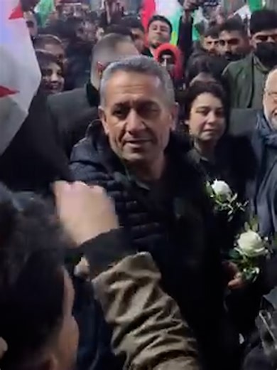 مشاهد من وصول أول قافلة لمهـ*ـجري عفرين إلى مناطقهم وسط استقبال جماهيري حـ*ـاشد. وكانت القافلة قد انطلقت صباح أمس من مدينة قامشلو باتجاه الحسكة لتمر بمدن الرقة والطبقة وحلب وصولا إلى عفرين وذلك برفقة نائب قـ*ـوى الأمـ*ـن الداخلي في الحسكة سيامند عفرين. #عفرين #قامشلو #الحسكة #سيامند_عفرين