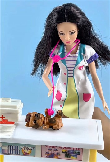 Barbie and Ken take the injured kitten to the vet together. #barbiegirl #barbieandken #barbiedailylife #toys