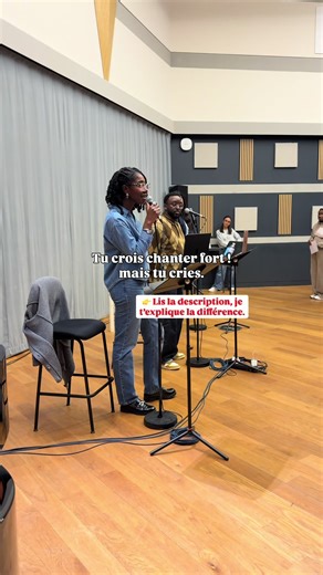 Crier, c’est pousser avec la gorge. Chanter fort, c’est placer la voix et s’appuyer sur le souffle. La différence ? Quand tu cries : → ta gorge se serre → ta voix fatigue → tu perds en stabilité Quand tu places correctement : → le souffle soutient la note → la voix résonne → la puissance vient sans douleur La vraie force ne vient pas de la tension. Elle vient du soutien et de la résonance ✨ Si tu veux apprendre à chanter fort sans te faire mal, c’est exactement ce qu’on travaille en Masterclass.