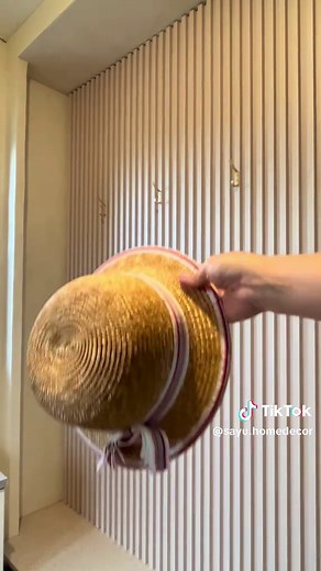 高級感がすごい！✨✨ スラットウォールDIY💓 1番楽しみにしていたといってもいい このDIY🥹🩷 施工方法はとっても簡単で コーキング剤と建築用両面テープで つけるだけ！ カットも難しいのかと思いきや カッターで切れちゃうほどの 簡単さ😍✨✨✨ 3d_wall_panel 様の ウォールパネルを 使用させていただきました🥰 我が家は天井まで2.4mあったのですが 3Dウォールパネルは2.8mあるので 天井まで継ぎ目なく貼れる！✨🥹 下駄箱を解体したこのスペースに かなり高級感でた🥹💓 テープライトもフックも付けた〜🥰 満足じゃ🥹 #ホテルライク#pr#テープライト#ヌックdiy#玄関DIY#スラットウォール