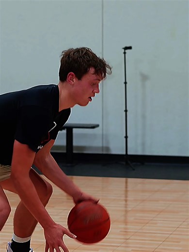 Perimeter Skill Workout: 👉🏾 During the season, you’ll want to spend time on things you don’t normally get to work on in games. Just be sure to balance that with your daily vitamins 💊 Take a look at various things we throw at Ray and Hawk 📲 Dyamistarks.com