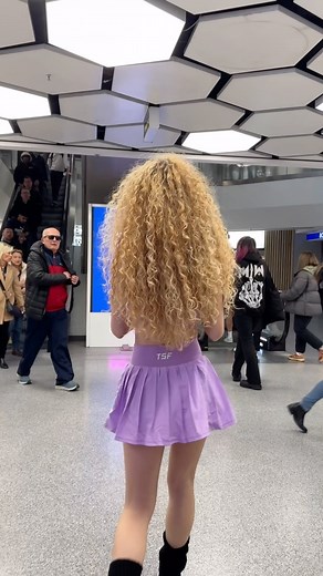 Jazmine dyer on Instagram: "💜 #fyp #curly #curlyhair #explore #catwalk #skirt #viral #reel #reelsinstagram #reaction #reactions #publicreactions #foryou #trend #exploremore"
