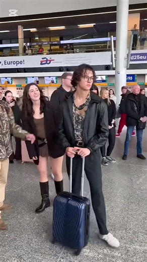 , Emotional Airport Piano Performance | David Kushner - Daylight,