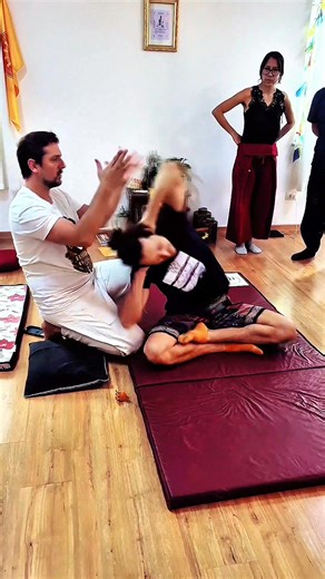 Best Thai Massage Techniques You Need to Try for Total Relaxation‼️ 📌Traditional Thai massage is a holistic therapy that combines deep stretching, acupressure, and body alignment techniques. This ancient wellness practice is known to help reduce muscle tension, improve flexibility, and promote relaxation. Watch this amazing Thai massage technique in action and discover why it’s popular worldwide. ⚠️ Always seek certified professionals for massage therapy. #thaimassage #TraditionalThaiMassage #B