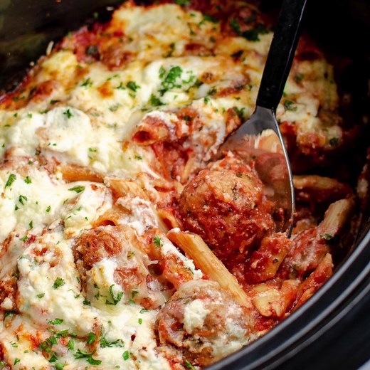 NEW RECIPE!! Slow Cooker Chicken Meatball Pasta Bake - a delicious recipe for easy tender chicken meatballs, combined with penne pasta and topped with ricotta and parmesan cheese. 👉 http://www.slimmingeats.com/blog/slow-cooker-chicken-meatball-pasta-bake | Slimming Eats