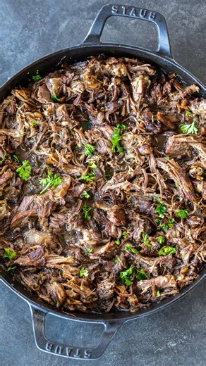 Episode 3: High-Protein, Macro-Friendly Meals 💪🥩 This is one of my go-to recipes for meal prep. Simple, satisfying, and packed with protein—plus you only need 3 ingredients. Ingredients: • 4 lbs beef chuck roast • 1 tbsp salt (adjust to taste) • 1 tsp ground black pepper (adjust to taste) Perfect for easy lunches, dinners, or repurposing all week long. Save this one—you’ll come back to it again and again. | Momsdish - Crazy Easy Cooking