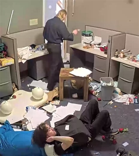 landon is such a limp dick retard he waited until bashir was in another zip code before giving him the bird.binx should make herself useful for once and wrangle the janny into cleaning it up.#fishtanklive #fishtankdotlive