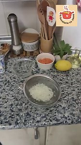 Salata de icre cu ceapa - Reteta perfecta in care icrele nu se taie si ies foarte cremoase. Urmariti videoclipul pana la final pentru a afla toate detaliile. Ingrediente: 2 linguri icre sarate -60 g 250 ml ulei sau o cana nu foarte plina 2 felii nu prea mari de paine jumatate de ceapa zeama de la o lamaie 2-3 linguri de apa la nevoie | In bucatarie cu Jenny