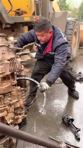 Disassembly process of diesel engine pistons