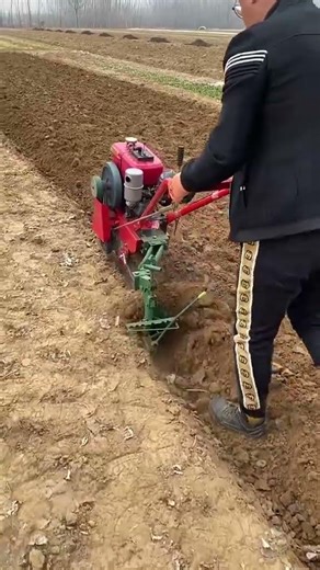 This Chinese man built an amazing soil digging machine!