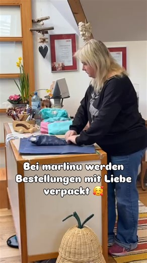 Marlinu... spielend wachsen on Instagram: "Bei uns werden die Bestellungen mit Liebe verpackt – und auch die Chefin steckt persönlich ihre Zeit hinein, um alles perfekt zu machen. 💛✨ Weil besondere Dinge besondere Aufmerksamkeit verdienen. #holzspielsachen #MitLiebeVerpackt #HandgemachtMitLiebe #AnnaBirdie #BesondereGeschenke Herzenssache LiebeZumDetail PersönlichVerpackt Holzspielzeug LokalesBusiness”"