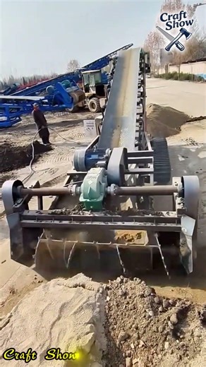 Outdoor Tracked Mobile Sand and Gravel Conveyor | Construction Site Essential