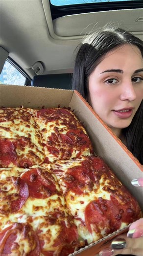 The best pizza of all time ❤️ 😋 #pizza #foodtok #asmr #asmrfood #fypシ゚