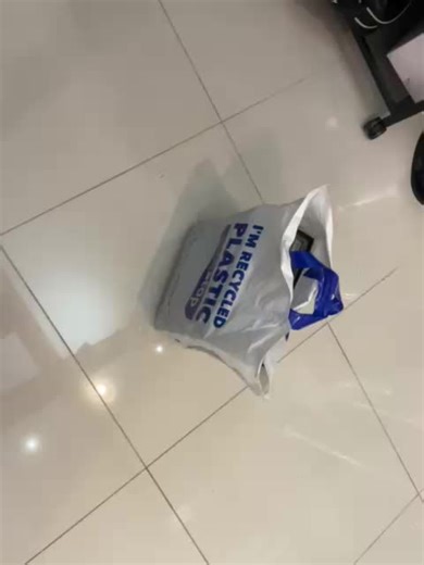 The things you find in a carrier bag in a radio shop… 👀📻 Not your weekly shop… not a sandwich… But a Drake R-4A just casually sat there like it’s 1967 again 😍🔥 Vintage goodness. Proper analogue dials. That classic green front panel. The kind of receiver that makes you stop what you’re doing and just admire it. Only in a radio shop do you open a bag and find a piece of ham radio history staring back at you. Who remembers running one of these back in the day? 🙌 #HamRadio #VintageRadio #DrakeR