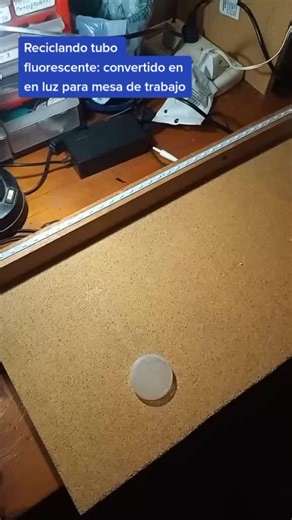 Convierta un tubo fluorescente LED en una lámpara de techo
