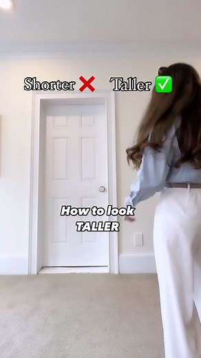 We love @zibelennox’s tips on the ultimate petite girl tips to look taller! 1) Vertical stripes are lengthening & pleated pants create a similar effect 2) Tuck your shirt in to cinch in the waist 3) Match your shoes to your skin tone to create longer lines 4) Go for a smaller classic bag that doesn’t overwhelm your frame 5) Posture is everything! #petitefashion #petitestyle #petiteworkwear #petitestyletips #petiteoutfitideas