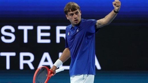 United Cup, Italia-Svizzera 1-1: Cobolli soffre con Wawrinka, litiga con l'arbitro e salva gli Azzurri
